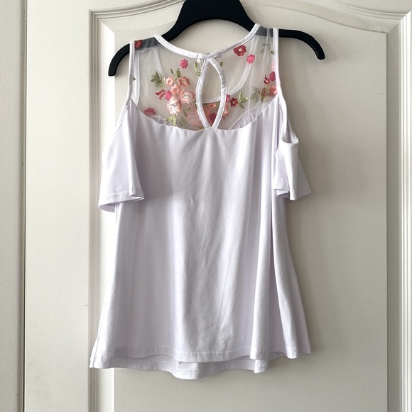 White floral blouse. - Picture 2 of 2